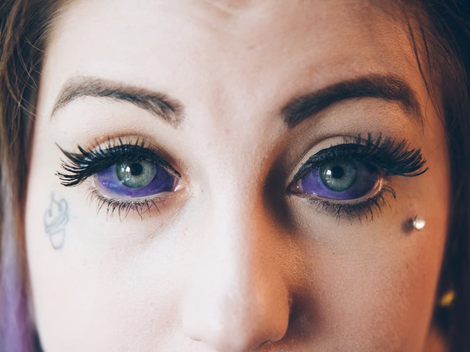 So wird das fertige Eyeball-Tattoo aussehen. Lorena nennt die Farbe «lila», ich würde eher «sattes violett» sagen. Wie sich die Farbe entwickeln wird, weiss man nicht, da es noch zu wenig Erfahrungswerte gibt.