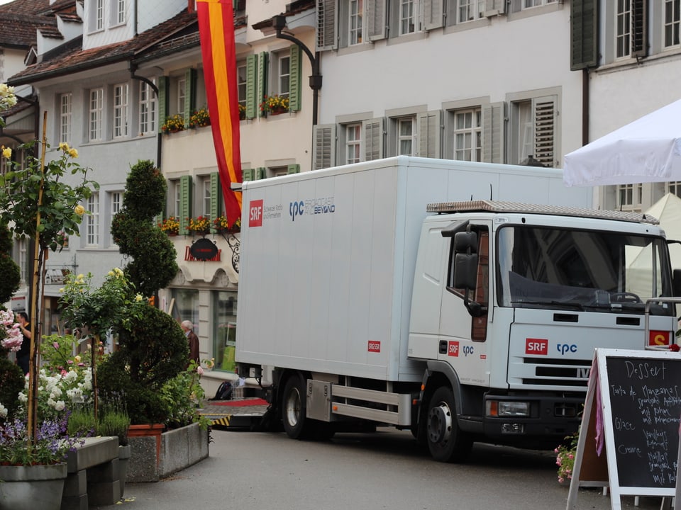 SRF-Lastwagen in einer engen Gasse in Bischofszell parkiert.