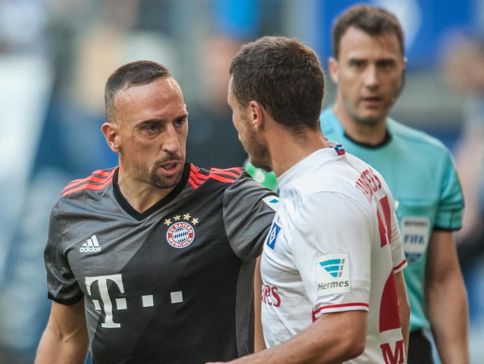 Ribery greift Müller ins Gesicht