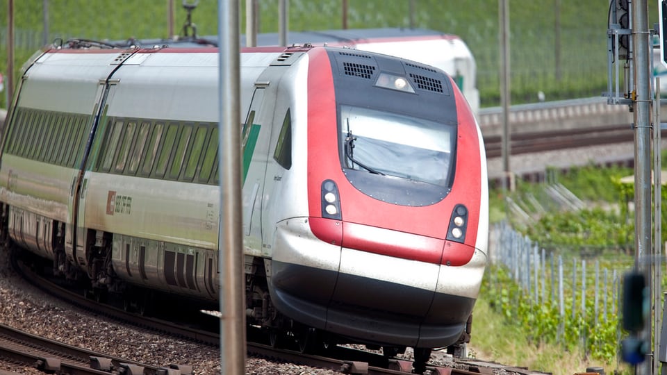 IC-Neigezug legt sich bei Biel in die Kurve.