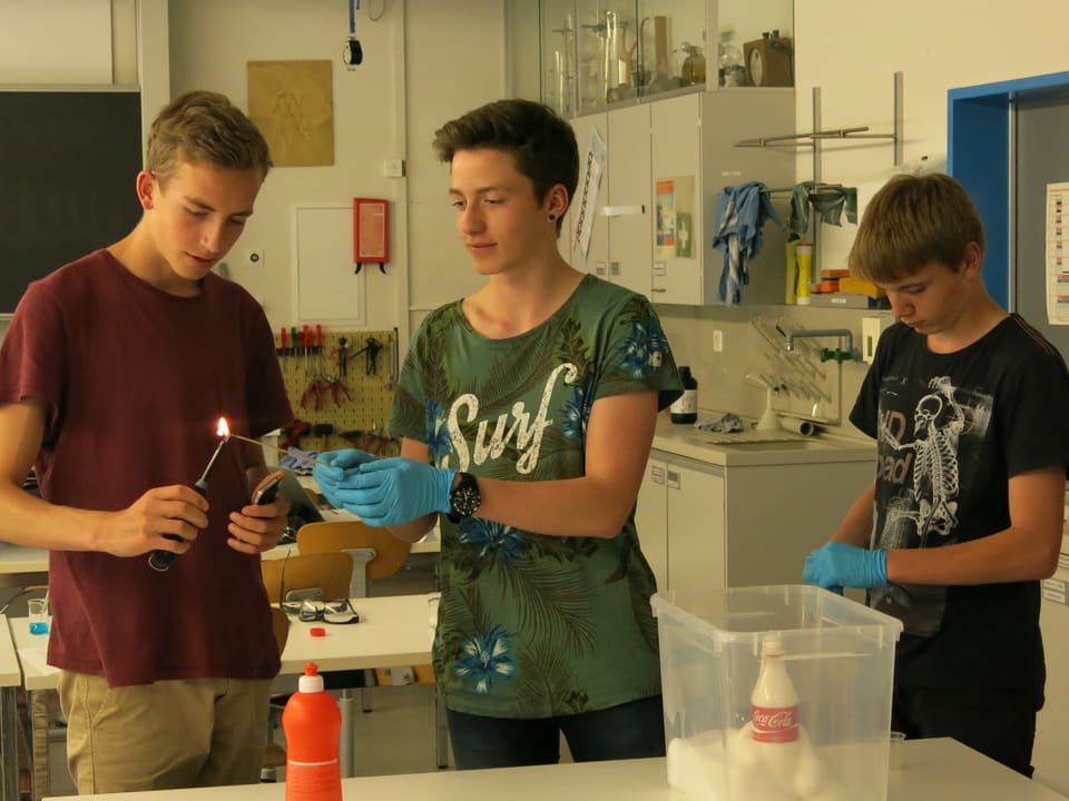 Drei Schüler im Chemiezimmer der Strättligenschule.