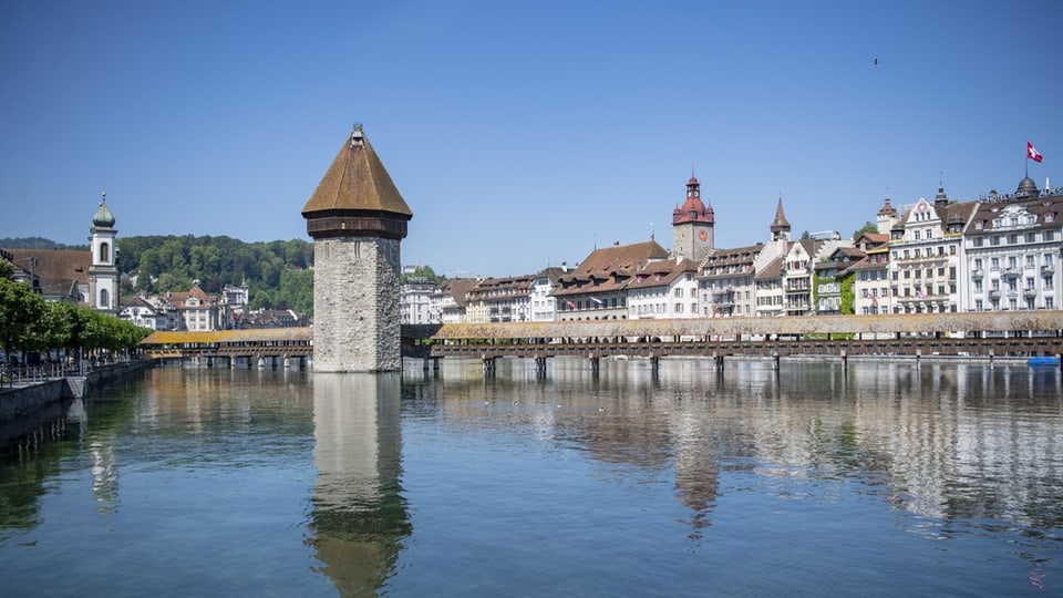 Blick auf die Kapellbrücke und die Reuss in der Stadt Luzern.