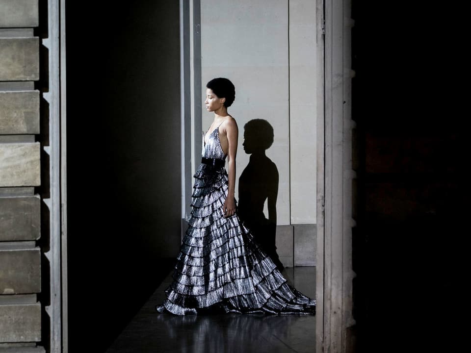 Ein Model trägt ein Givenchy-Kleid.