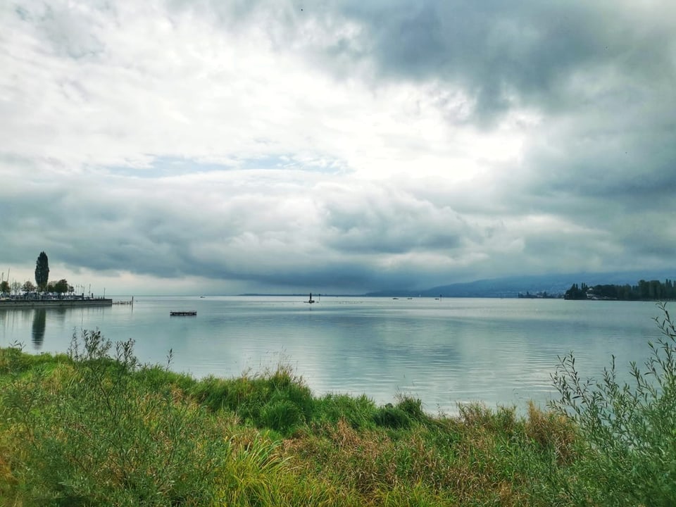 Dunkle Wolken und einzelne Aufhellungen.