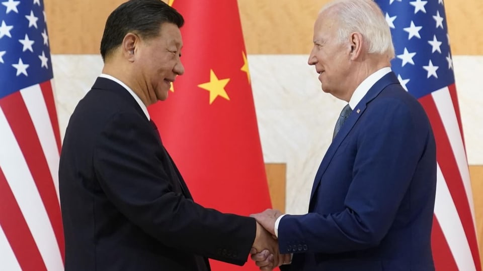 Chinas Staatspräsident Xi Jinping und sein US-Pendant Joe Biden schütteln sich am G20-Gipfel auf Bali die Hand 