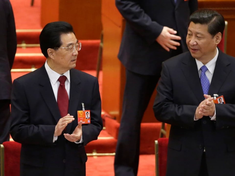 Hu Jintao und Xi Jingping (v.l.n.r.) klatschen am Parteikongress 2012.