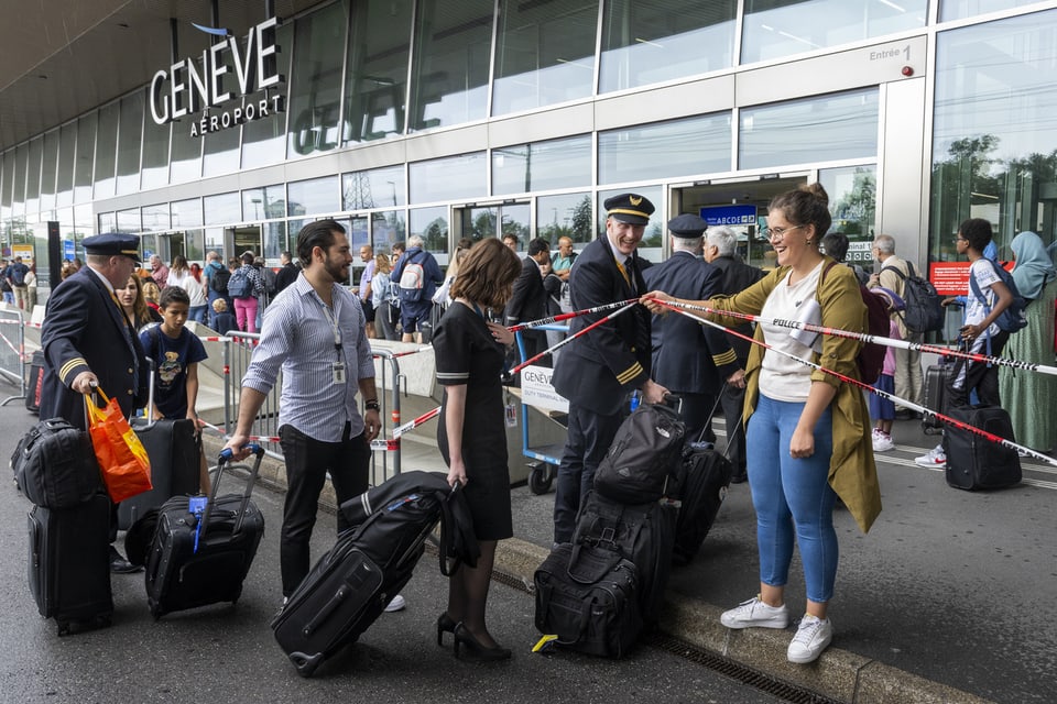 Kabinenpersonal und Piloten kommen mit ihrem Gepäck an, während die Angestellten von Geneve Aeroport (AIG) streiken.