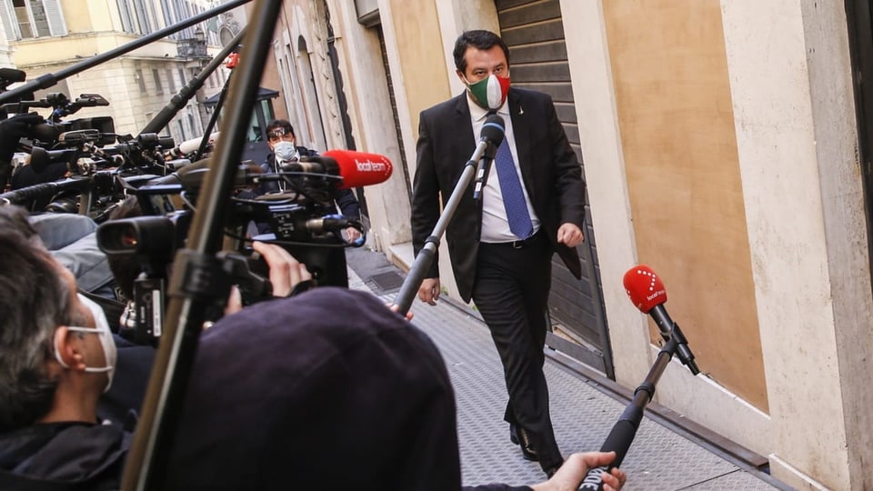 Kameraleute und Journalisten stehen bei der Abgeordnetenkammer, Matteo Salvini trifft ein