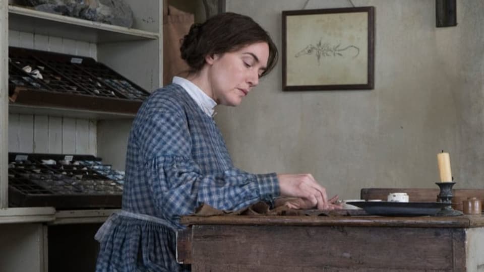 Oscarpreisträgerin Kate Winslet als Paläontologin Mary Anning bei der Arbeit.