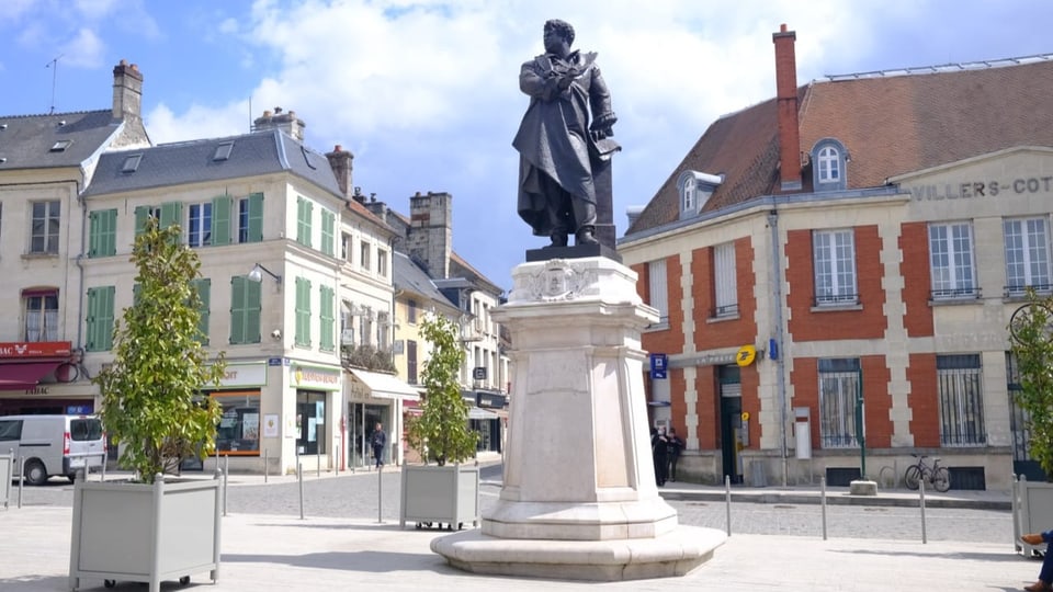 Dumas Statue