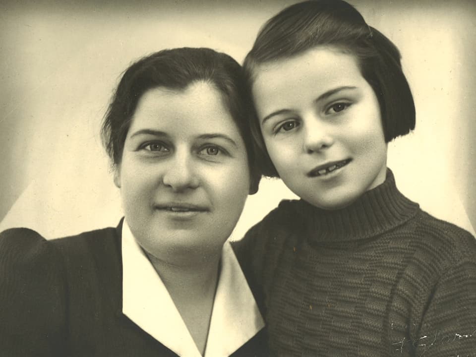 Schwarz-Weiss-Fotografie von einer Mutter mit Tochter.