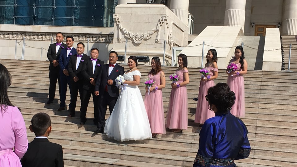 Eine Hochzeitsgesellschaft auf dem Dschingis-Khan-Platz