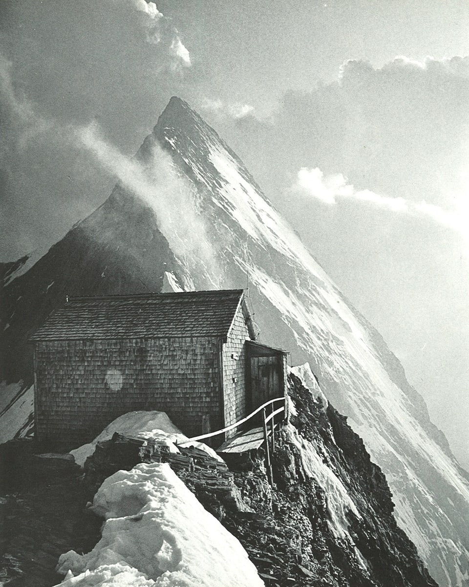 Schwarz-Weiss Foto mit Blick auf die Mittellegi-Hütte, im Hintergrund erhebt sich der Eiger-Gipfel.