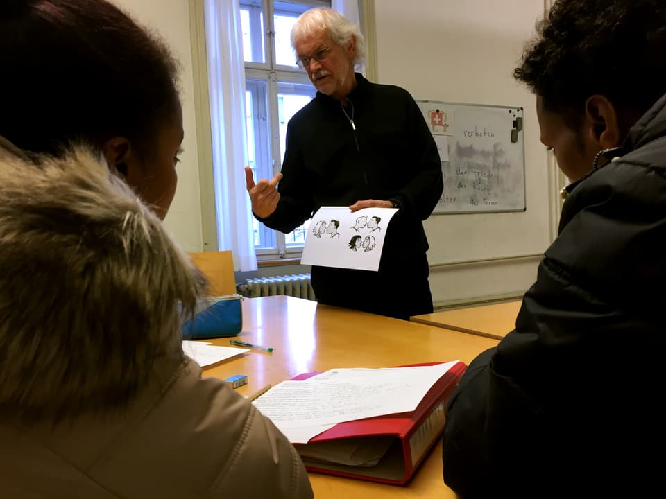 Leonhard Schmid zeigt seinen Schülern eine Zeichung.