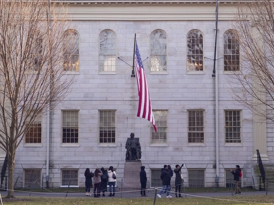 Touristen fotografieren die Uni Harvard