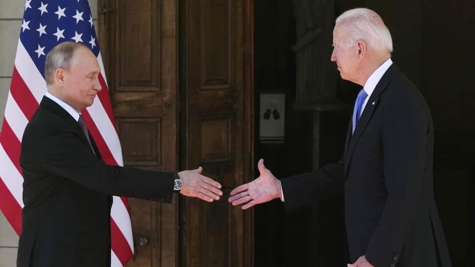 Putin und Biden schütteln sich die Hand.