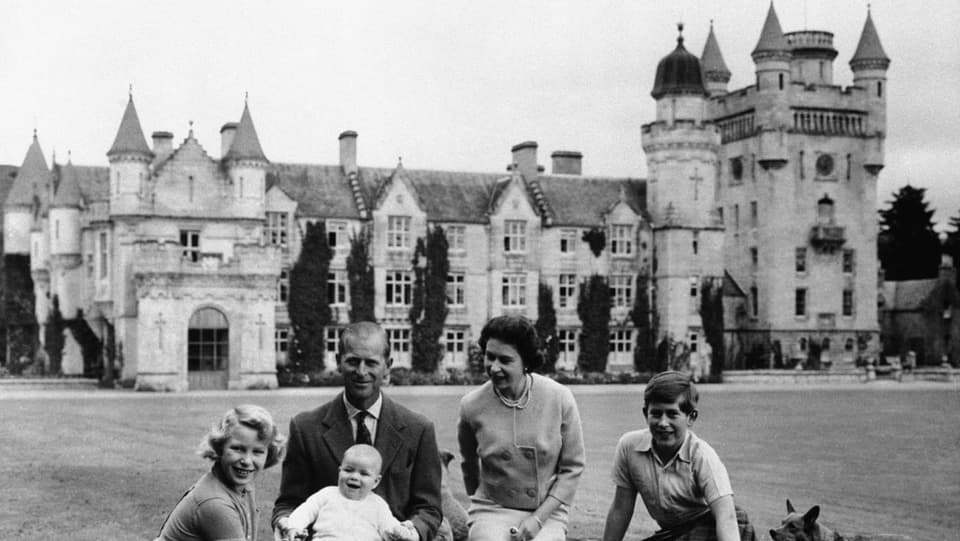 Die königliche Familie im Jahr 1960 vor dem Schloss Balmoral in Schottland.