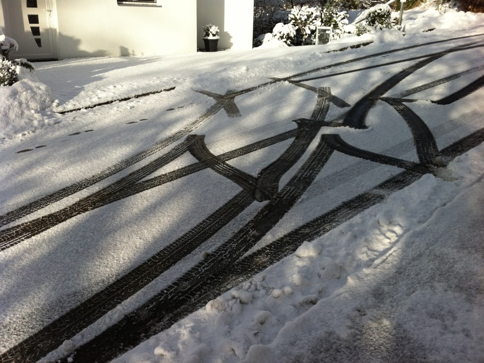 Reifenspuren im Schnee.