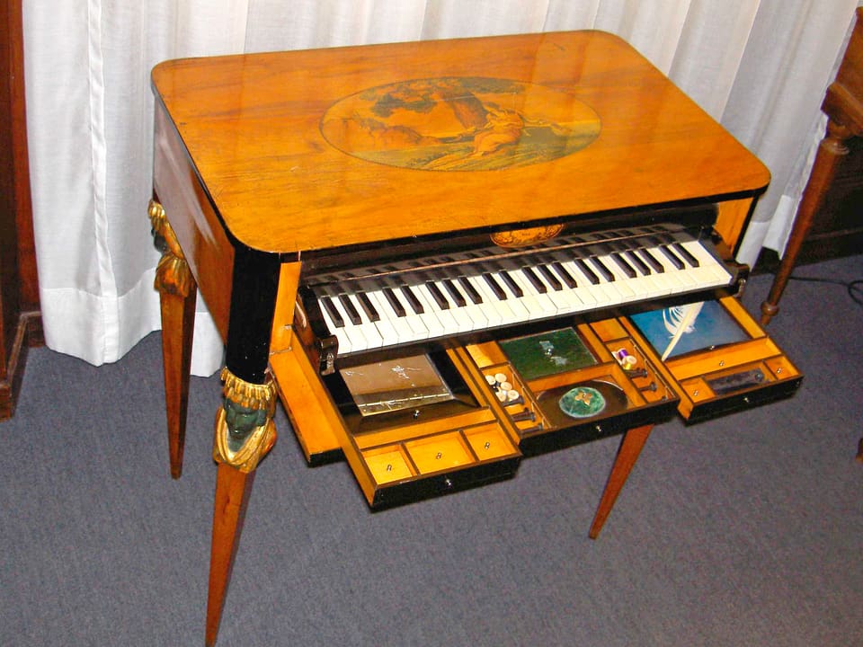  Historisches Klavier mit Schubladen.
