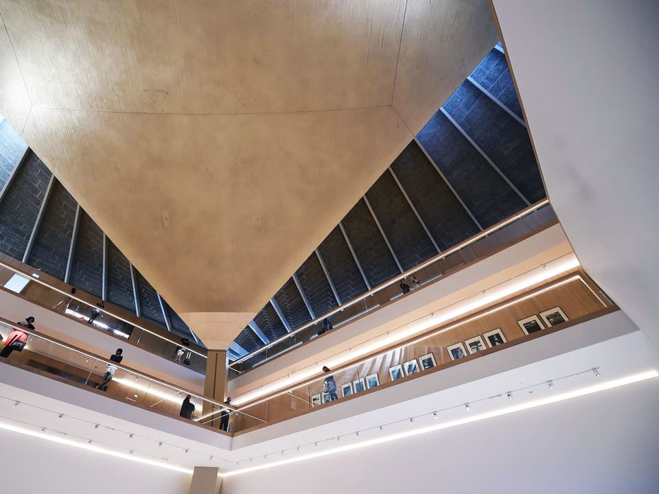 Die Decke des Design Museums in London geht im Spitz nach oben.