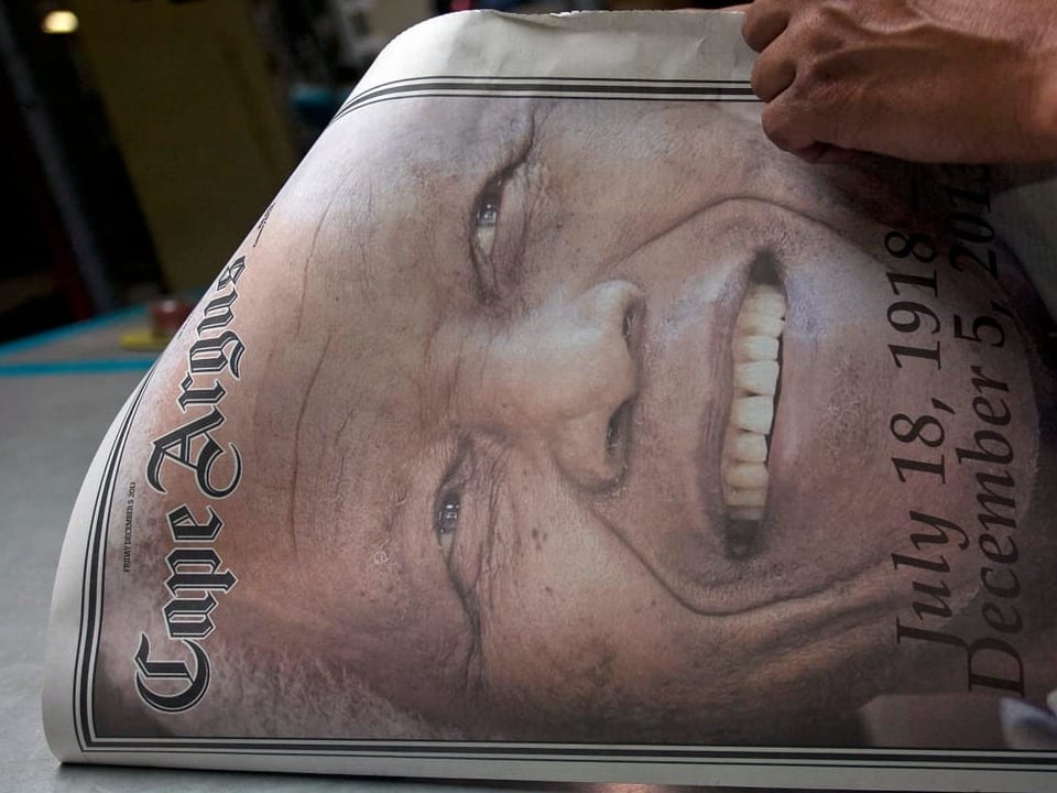 Zeitung mit dem Tod von Nelson Mandela. 