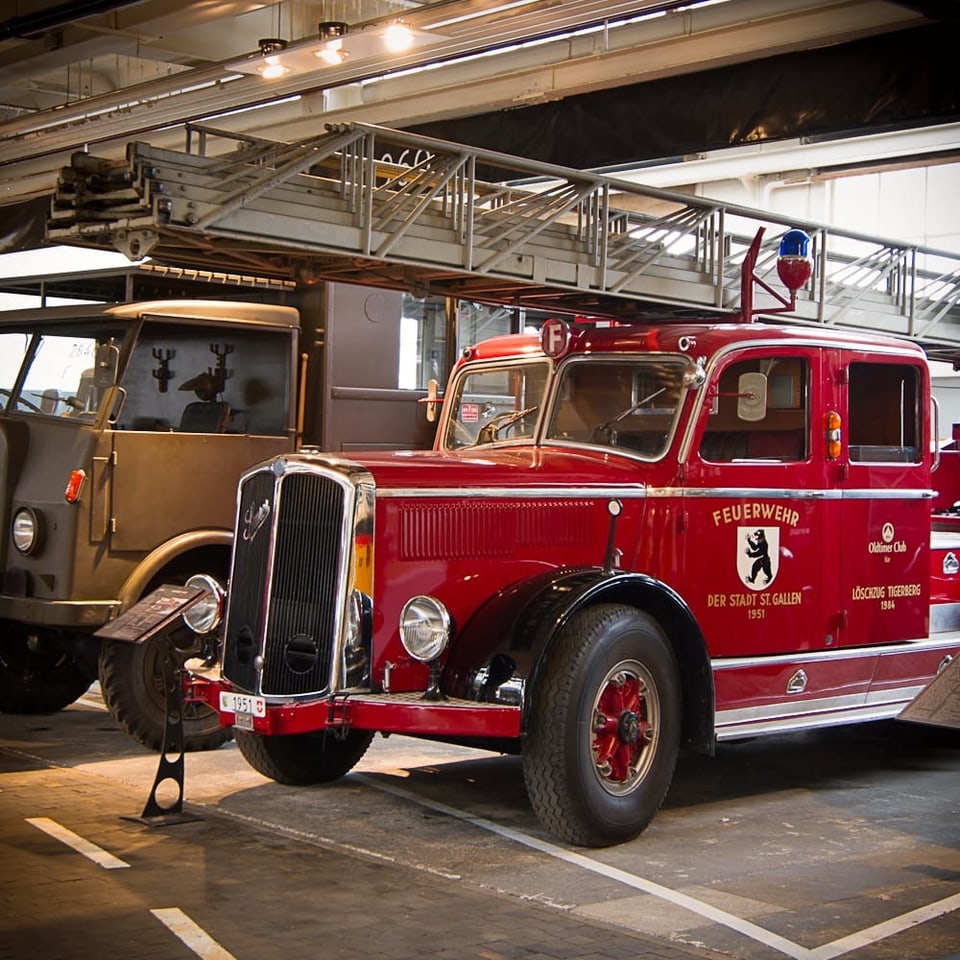 Ein altes rotes Feuerwehrauto mit dem Wappen der Stadt St. Gallen und der Autonummer 1951.