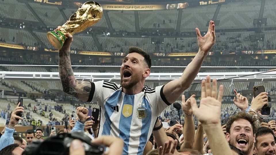 Lionel Messi mit Pokal.