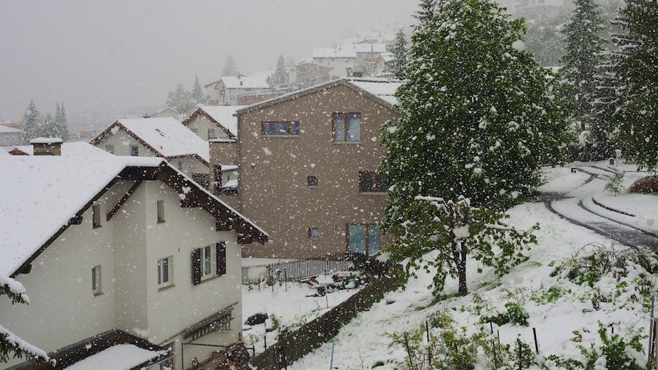 Am 20. Mai schneite es in Scuol in dicken Flocken.