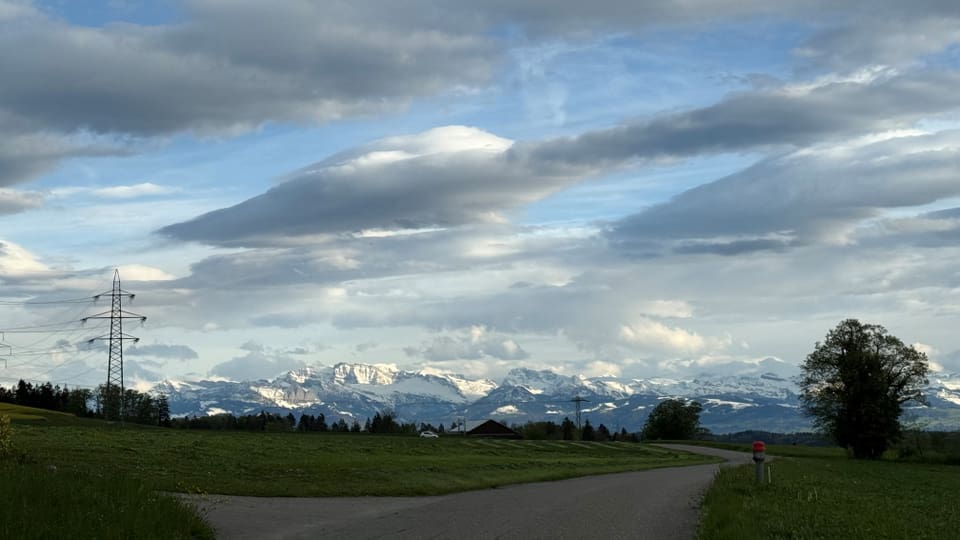 Blick vom First im Zürcher Oberland Richtung Glärnisch.