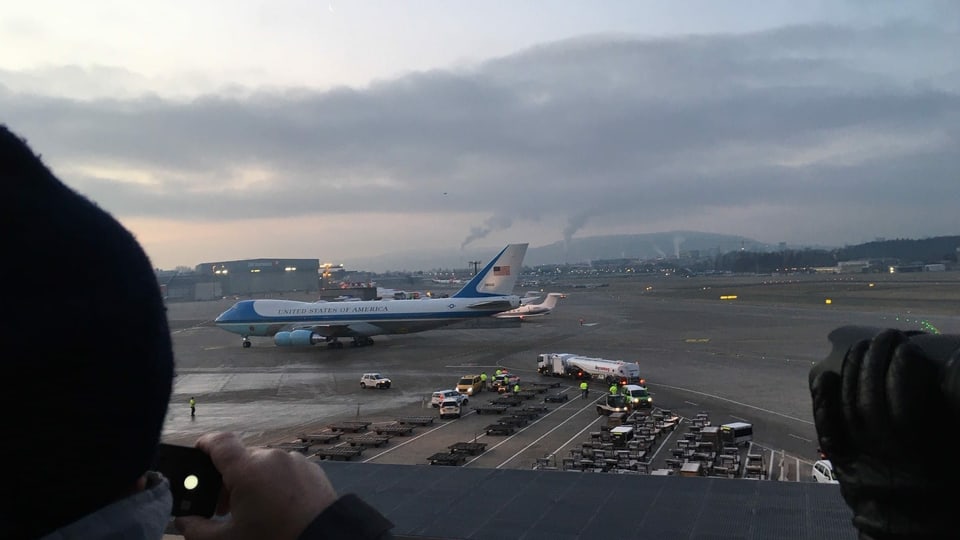 Flugzeugfans fotografieren das Flugzeug des US-Präsidenten Trump am Flughafen Zürich 