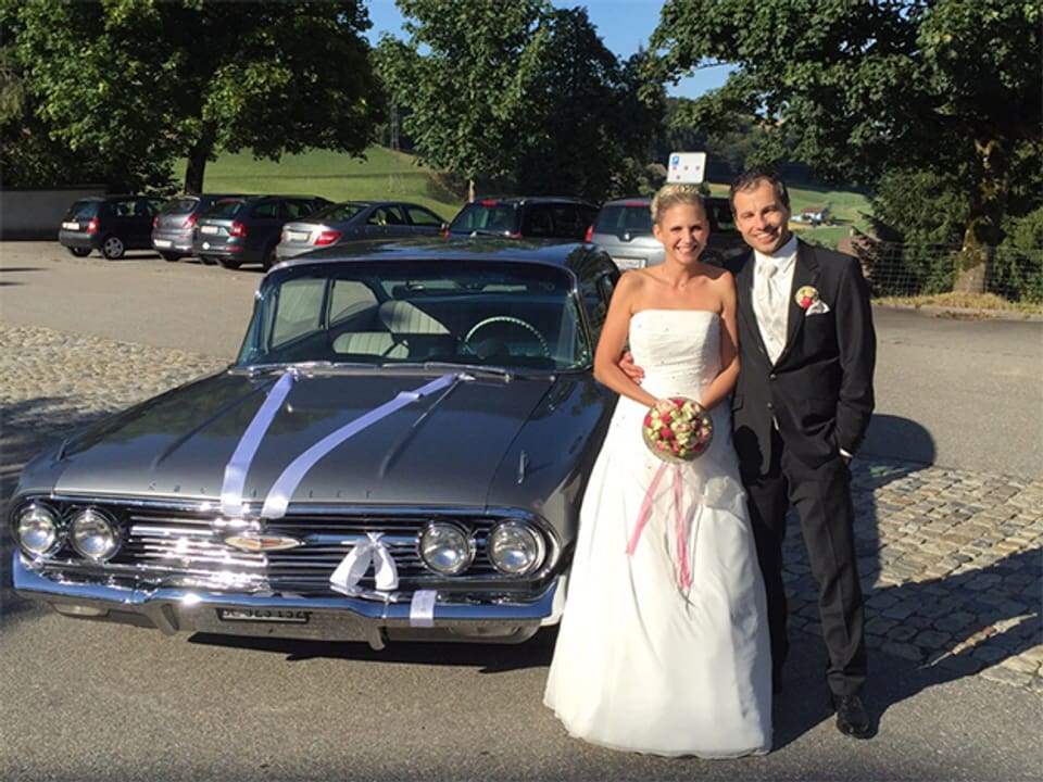 Hochzeitspaar vor Chevrolet Impala