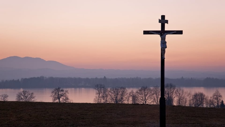 Kreuz an einem See.