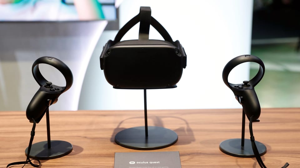 Eine Oculus-Quest-Brille steht zwischen zwei Oculus-Quest-Controllern.