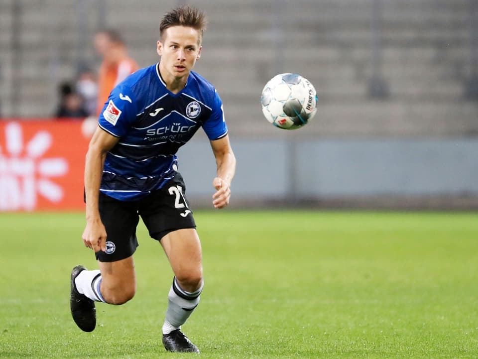Erlebt gerade ein Fussball-Märchen Cedric Brunner läuft dem Ball nach