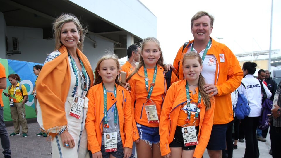 Die holländische Königsfamilie steht zu fünft da und posiert für die Kamera
