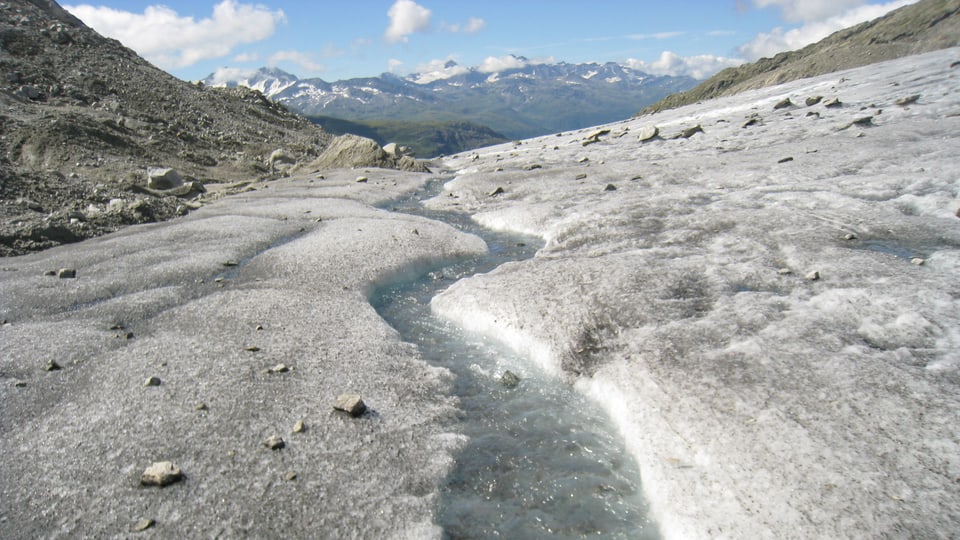 Die Gletscher mussten im Sommer 2015 stark leiden, so auch der Rhonegletscher.