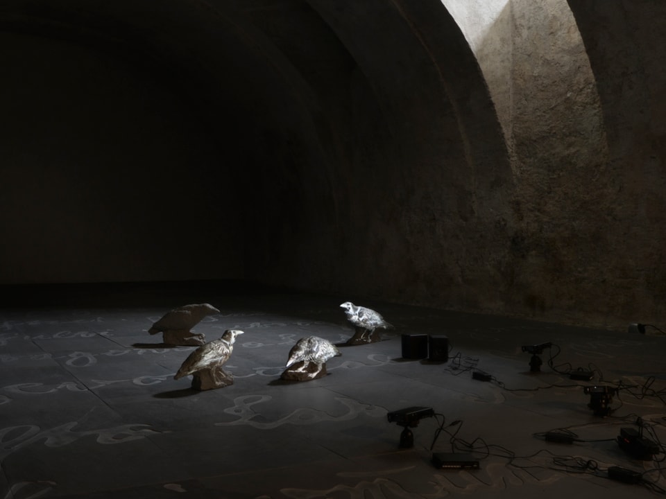 Raben, 2013, «Kinematografische Skulptur», Videoprojektion auf fünf lebensgrosse Raben aus Lehm. 
