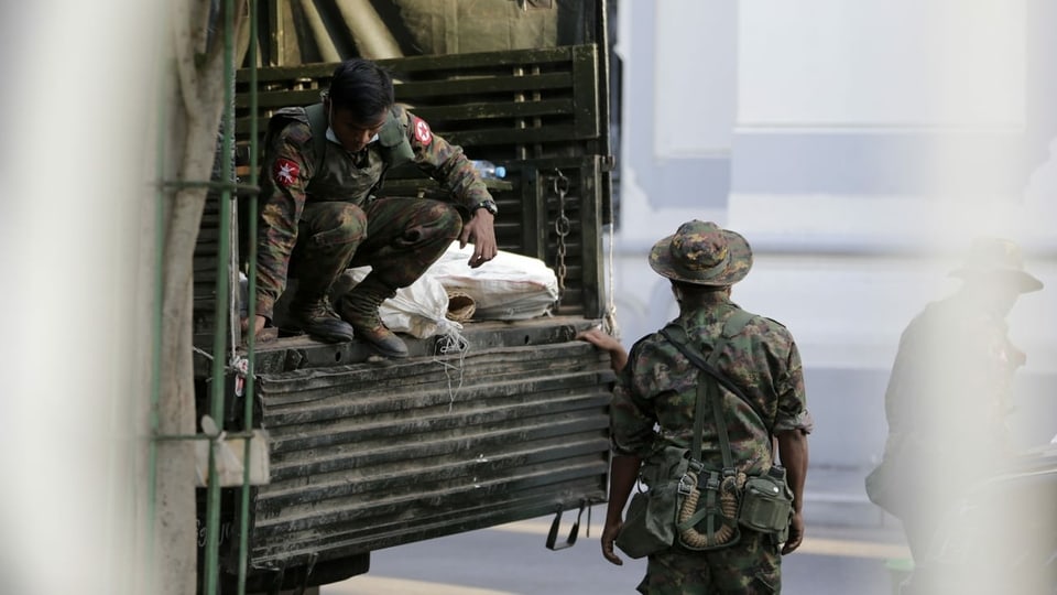 Soldaten in Burmas grösster Stadt Yangon nach dem Miltärputsch