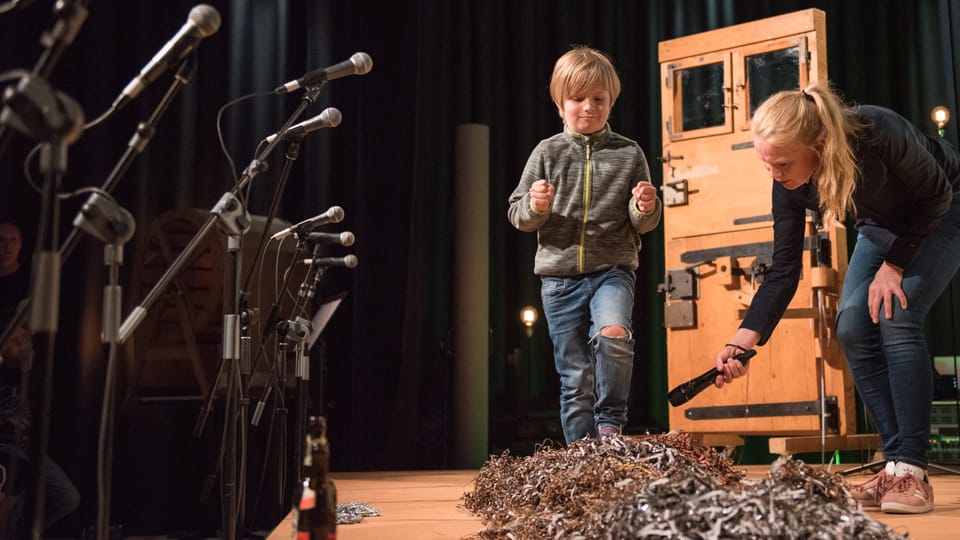 Mit «Bandsalat» entsteht im Hörspiel das Geräusch von «Schritten im Laub».