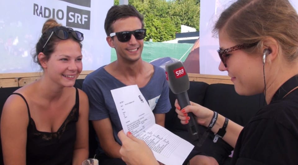 Direkt vom Gurtenfestival: die beiden Camp-Bewohner Simona und Lukas spielen das legendäre Spiel ABC SRF 3.