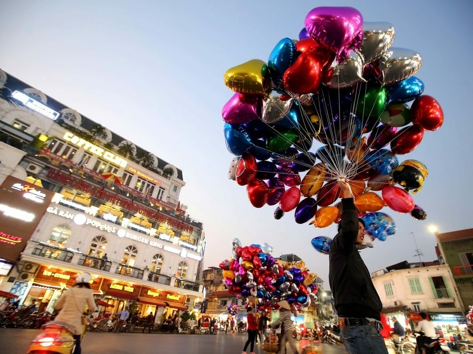 Ein Mann verkauft am Valentinstag in Vietnam Luftballone.