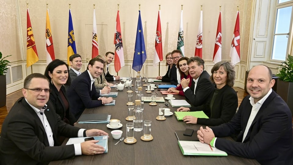 Die Verhandlungsteams von ÖVP und Grünen sitzen an einem Tisch.