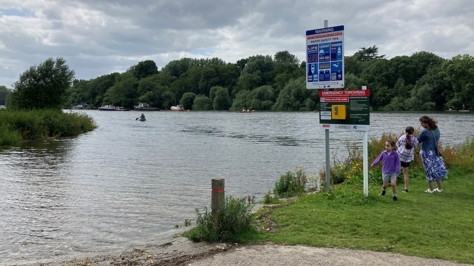 Warnschilder an der Themse bei Richmond.