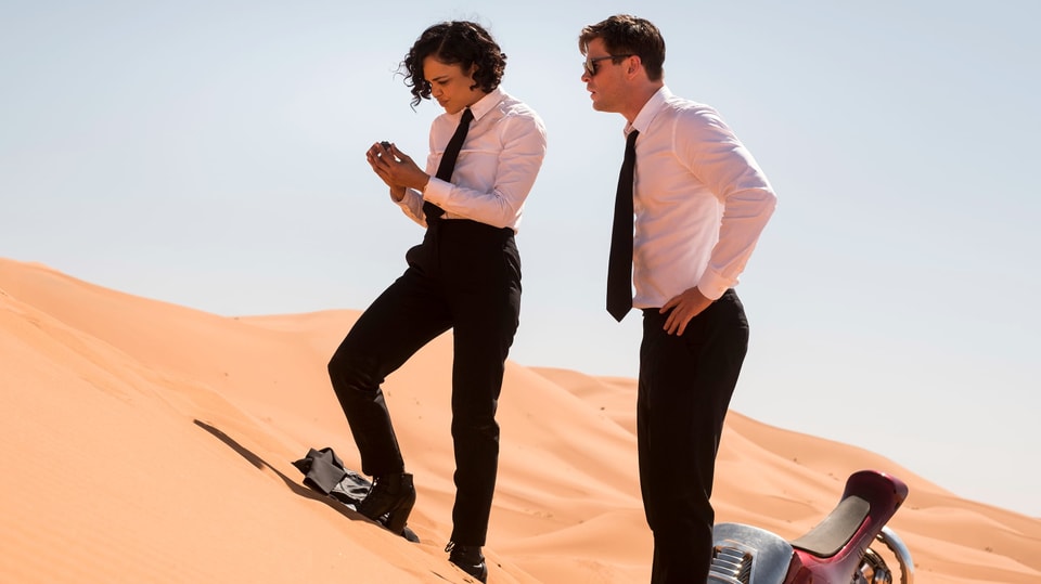 Tessa Thompson und Chris Hemsworth stehen in der Wüste.