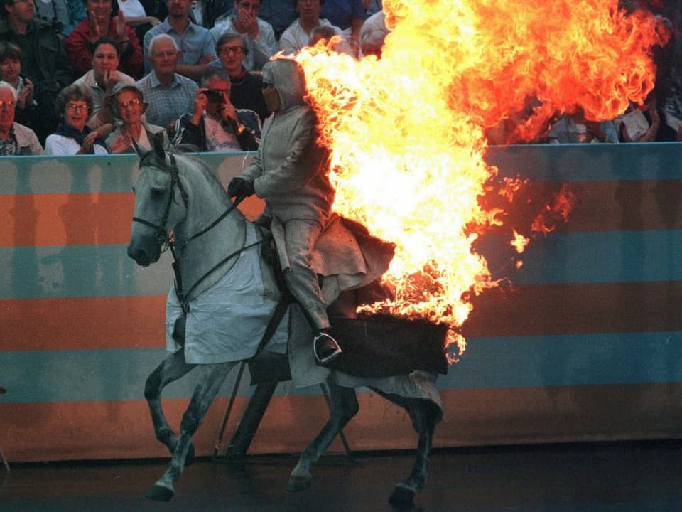 Ein brennender Reiter eröffnet die Arena. 
