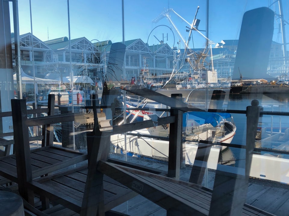 Leeres Hafenrestaurant mit Stühlen auf den Tischen.