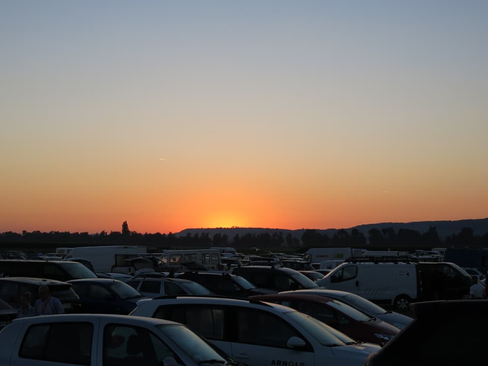 Sonnenaufgang über dem Parkplatz.