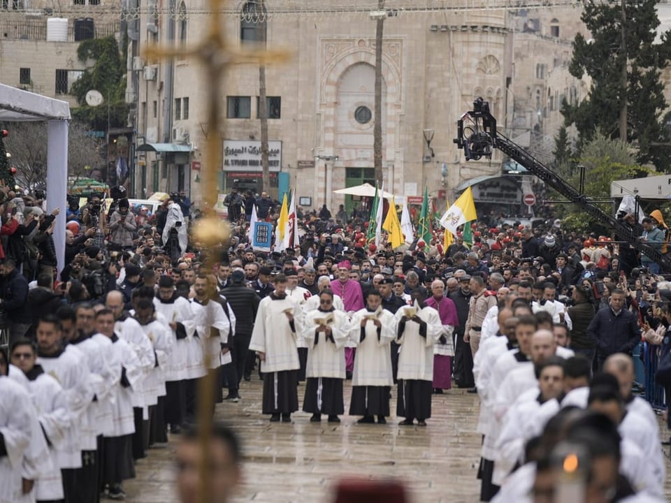 Pierbattista Pizzaballa, Oberhaupt der katholischen Kirche im Heiligen Land, und viele Menschen während der Prozession.