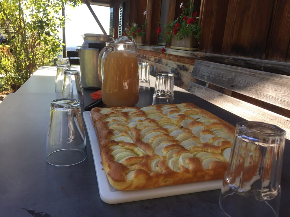 Apfelkuchen auf langem Tisch.