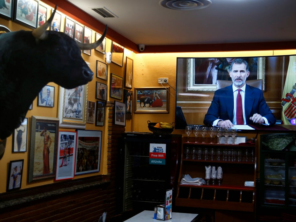 Auf einem Fernsehen in einem Madrider Restaurant wird die Rede von König Felipe IV. übertragen.